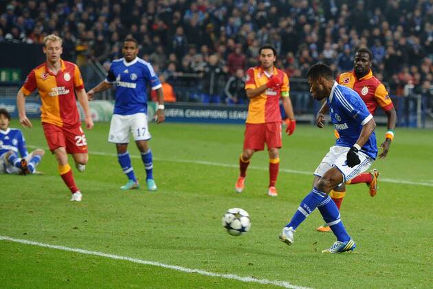 Fußball Champions League Schalke 04 - Galatasaray Istanbul am 12.03.2013 in der Veltins-Arena in Gelsenkirchen Torschuss zum 2:2 durch Michel Bastos ( Schalke )