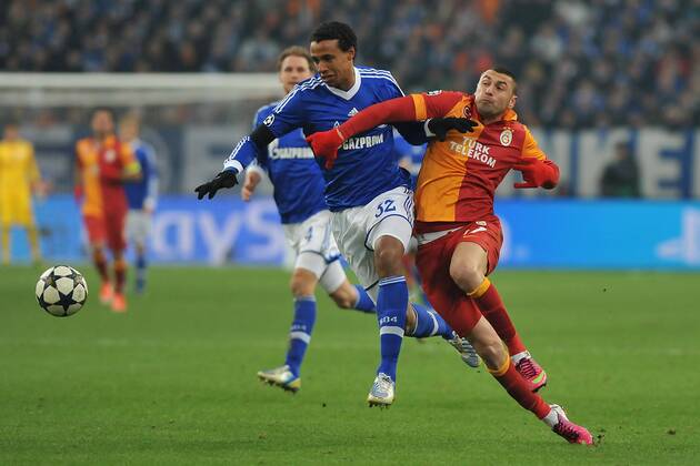 Fußball Champions League Schalke 04 - Galatasaray Istanbul am 12.03.2013 in der Veltins-Arena in Gelsenkirchen Joel Matip ( Schalke ), links - Burak Yilmaz ( Istanbul ), rechts