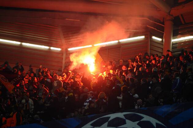 Fußball Champions League Galatasaray Istanbul am 12.03.2013 in der Veltins-Arena in Gelsenkirchen Türkische Fans zünden Leuchtkörper im Fanblock