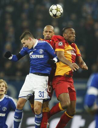 Julian DRAXLER, S04 31 im Zweikampf , Aktion um den Ball gegen Didier DROGBA, 12, Felipe MELO, 10 Aktion, Zweikampf, Spielszene, Tackling, Ball Fussball UEFA Champions League, Viertelfinale , Quarterfinal, Heimspiel, Gelsenkirchen , am 12.03.2013 FC SCHALKE 04 - GALATASARAY ISTANBUL ( - ) Saison1213 , Saison 2012 2013