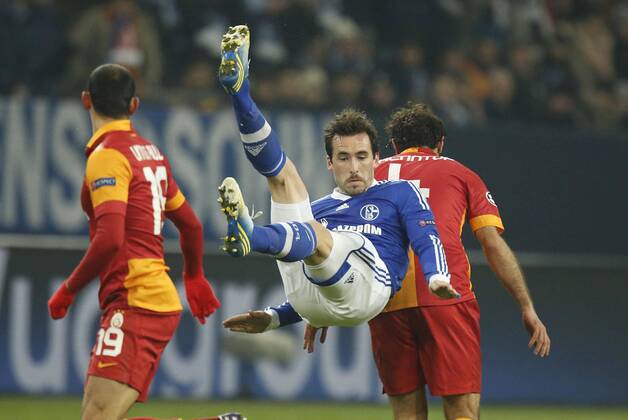 Christian FUCHS, S04 23 fliegt zwischen Hamit ALTINTOP, 4 und Umut BULUT, 19 Aktion, Zweikampf, Spielszene, Tackling, Ball Fussball UEFA Champions League, Viertelfinale , Quarterfinal, Heimspiel, Gelsenkirchen , am 12.03.2013 FC SCHALKE 04 - GALATASARAY ISTANBUL ( - ) Saison1213 , Saison 2012 2013