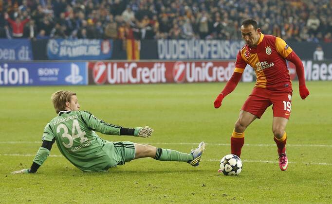 Timo HILDEBRAND, S04 Nr.34 bekommt 2-3 durch Umut BULUT, 19 Fussball UEFA Champions League, Viertelfinale , Quarterfinal, Heimspiel, Gelsenkirchen , am 12.03.2013 FC SCHALKE 04 - GALATASARAY ISTANBUL ( - ) Saison1213 , Saison 2012 2013