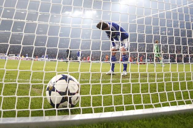 Timo HILDEBRAND, S04 Nr.34 bekommt 2-3 durch Umut BULUT, 19 , Christian FUCHS, S04 23 Emotionen, enttäuscht, Enttäuschung, Frust, frustriert, Trauer ,traurig, verzweifelt, Verzweiflung Fussball UEFA Champions League, Viertelfinale , Quarterfinal, Heimspiel, Gelsenkirchen , am 12.03.2013 FC SCHALKE 04 - GALATASARAY ISTANBUL ( - ) Saison1213 , Saison 2012 2013