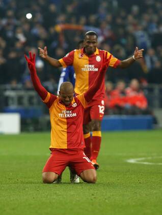 Felipe Melo, Didier Drogba Jubel Freude Emotion Aktion FC Schalke 04 - Galatasaray Istanbul 12.03.2013 Fußball Fussball Veltins-Arena Gelsenkirchen Herren UEFA Championsleague Achtelfinale Saison 2012 2013