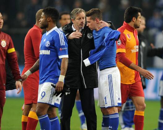 12-03-2013, Fussball, Saison 2012-2013, UEFA Champions League, Achtelfinale, Rückspiel, FC Schalke 04 - Galatasaray Istanbul, Trainer Jens Keller (Schalke 04), li., tröstet Julian Draxler (Schalke 04)