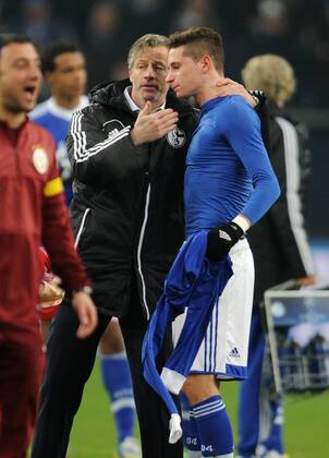12-03-2013, Fussball, Saison 2012-2013, UEFA Champions League, Achtelfinale, Rückspiel, FC Schalke 04 - Galatasaray Istanbul, Trainer Jens Keller (Schalke 04), li., tröstet Julian Draxler (Schalke 04)