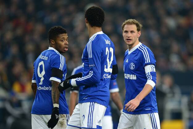 FUSSBALL CHAMPIONS LEAGUE ACHTELFINALE Rückspiel 2012 2013 FC Schalke 04 - Galatasaray Istanbul 12.03.2013 Michel Bastos, Joel Matip und Benedikt Höwedes (v.l., FC Schalke 04) sind enttäuscht 