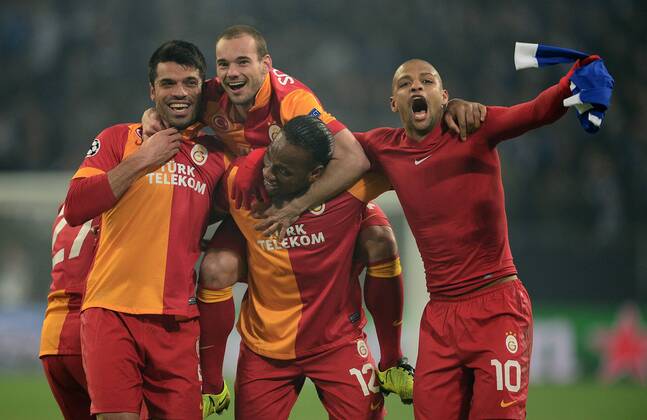 FUSSBALL CHAMPIONS LEAGUE ACHTELFINALE Rückspiel 2012 2013 FC Schalke 04 - Galatasaray Istanbul 12.03.2013 Gökhan Zan, Wesley Sneijder, Didier Drogba und Felipe Melo (v.l., alle Galatasaray Istanbul) jubeln nach dem Abpfiff 