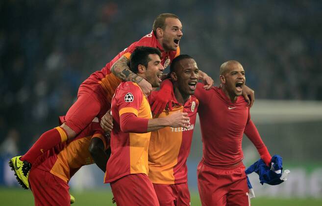FUSSBALL CHAMPIONS LEAGUE ACHTELFINALE Rückspiel 2012 2013 FC Schalke 04 - Galatasaray Istanbul 12.03.2013 Gökhan Zan, Wesley Sneijder, Didier Drogba und Felipe Melo (v.l., alle Galatasaray Istanbul) jubeln nach dem Abpfiff 