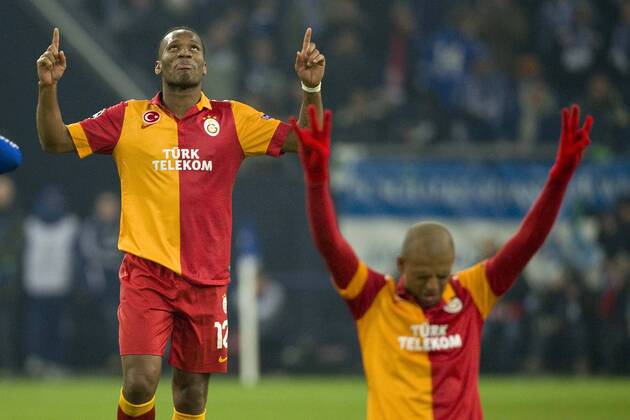 Didier DROGBA (li.) und Felipe MELO (beide Galatasaray) freuen sich über den Sieg, Fussball Champions League, Achtelfinale, FC Schalke 04 (GE) - Galatasaray Istanbul (Galatasaray) 2:3 am 12.03.2013 in Gelsenkirchen Deutschland