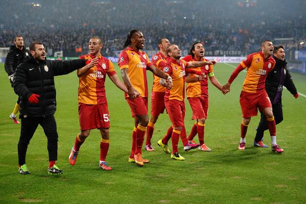 Fußball Champions League Schalke 04 - Galatasaray Istanbul am 12.03.2013 in der Veltins-Arena in Gelsenkirchen Istanbuler Spieler feiern mit ihren Fans den Einzug ins Champions League Viertelfinale