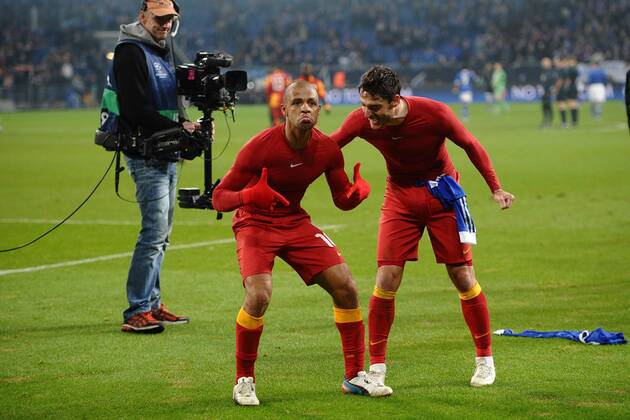 Fußball Champions League Schalke 04 - Galatasaray Istanbul am 12.03.2013 in der Veltins-Arena in Gelsenkirchen Felipe Melo ( Istanbul ), links - Albert Riera ( Istanbul ), rechts