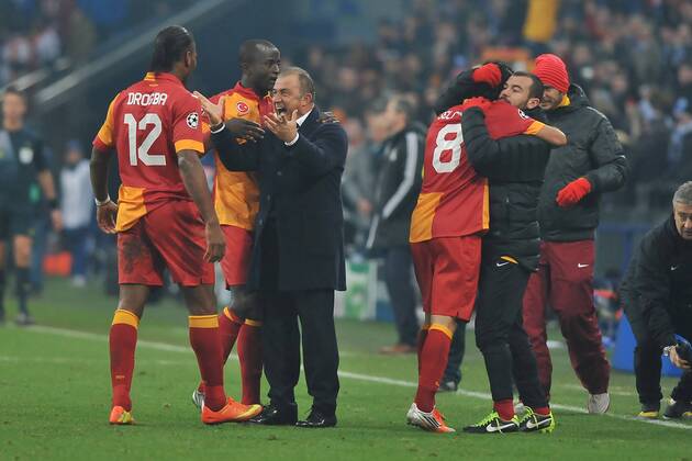 Fußball Champions League Schalke 04 - Galatasaray Istanbul am 12.03.2013 in der Veltins-Arena in Gelsenkirchen Didier Drogba ( Istanbul ), links - Fatih Terim ( Trainer Istanbul ) , rechts freuen sich über den Sieg