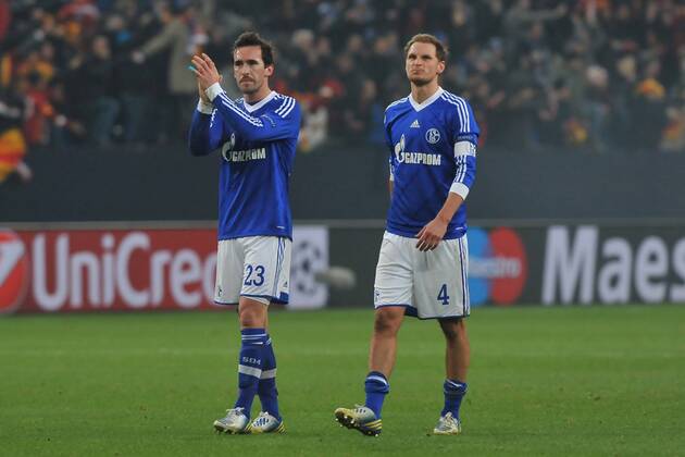 Fußball Champions League Schalke 04 - Galatasaray Istanbul am 12.03.2013 in der Veltins-Arena in Gelsenkirchen Christian Fuchs ( Schalke ), links - Benedikt Höwedes ( Schalke ), rechts sind enttäuscht nach dem Spiel