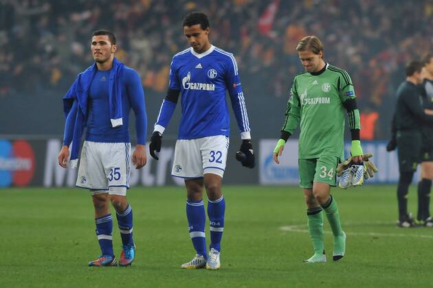 Fußball Champions League Schalke 04 - Galatasaray Istanbul am 12.03.2013 in der Veltins-Arena in Gelsenkirchen Sead Kolasinac ( Schalke ), links - Joel Matip ( Schalke ), mitte - Timo Hildebrand ( Schalke ), rechts sind enttäuscht