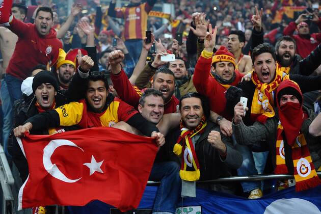 Fußball Champions League - Galatasaray Istanbul am 12.03.2013 in der Veltins-Arena in Gelsenkirchen Türkische Fans feiern den Einzug ins Champions League Viertelfinale