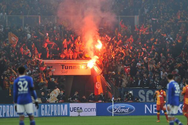Fußball Champions League - Galatasaray Istanbul am 12.03.2013 in der Veltins-Arena in Gelsenkirchen Die Fans von Galatasaray Istanbul haben nach dem Spiel einen Bengalo gezündet