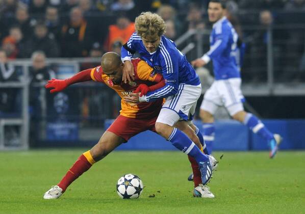 Fussball, UEFA Champions League, Herren, Saison 2012 2013, Matchday 8b, Achtelfinal-Rückspiel, Veltins Arena Gelsenkirchen, FC Schalke 04, S04 (blau) - Galatasaray Istanbul (rot) 2:3; Teemu Pukki (S04), Felipe Melo (Galatasaray), Aktion.