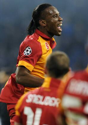 Fussball, UEFA Champions League, Herren, Saison 2012 2013, Matchday 8b, Achtelfinal-Rückspiel, Veltins Arena Gelsenkirchen, FC Schalke 04, S04 (blau) - Galatasaray Istanbul (rot) 2:3; Jubel Didier Drogba (Galatasaray) nach Spielende. Jubel, Freude, Aktion.