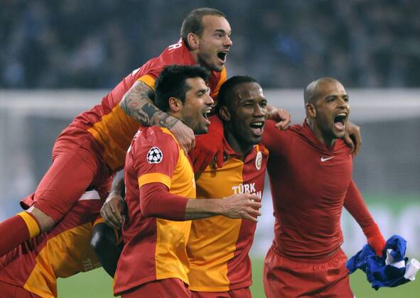 Fussball, UEFA Champions League, Herren, Saison 2012 2013, Matchday 8b, Achtelfinal-Rückspiel, Veltins Arena Gelsenkirchen, FC Schalke 04, S04 (blau) - Galatasaray Istanbul (rot) 2:3; Jubel Galatasaray nach Spielende, v.li.: Gökhan Zan (Galatasaray), Wesley Sneijder (Galatasaray), Didier Drogba (Galatasaray), Felipe Melo (Galatasaray). Jubel, Freude, Aktion.