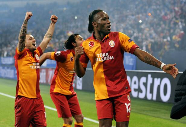 Fussball, UEFA Champions League, Herren, Saison 2012 2013, Matchday 8b, Achtelfinal-Rückspiel, Veltins Arena Gelsenkirchen, FC Schalke 04, S04 (blau) - Galatasaray Istanbul (rot) 2:3; Jubel Galatasaray nach Spielende, v.li.: Wesley Sneijder (Galatasaray), Selcuk Inan (Galatasaray), Didier Drogba (Galatasaray). Jubel, Freude, Aktion.