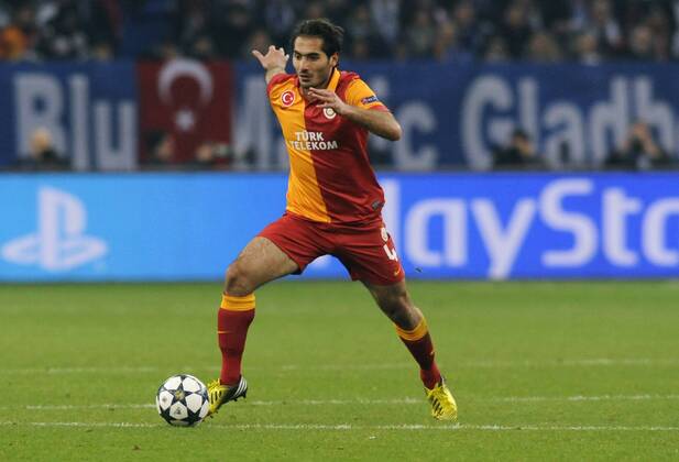 Fussball, UEFA Champions League, Herren, Saison 2012 2013, Matchday 8b, Achtelfinal-Rückspiel, Veltins Arena Gelsenkirchen, FC Schalke 04, S04 (blau) - Galatasaray Istanbul (rot) 2:3; Hamit Altintop (Galatasaray). Aktion, Einzelbild, Freisteller.