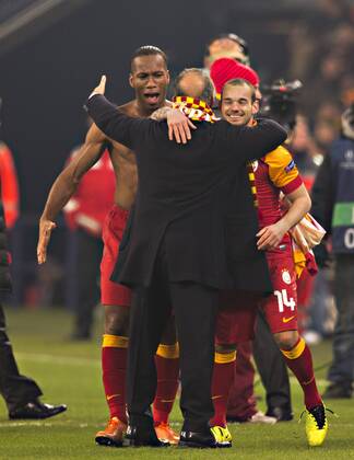 Gelsenkirchen, 12.03.2013, Veltins Arena, Fußball Schlussjubel: Trainer Fatih Terim (Istanbul), Didier Drogba (Istanbul), Wesley Sneijder (Istanbul) FC Schalke 04 - Galatasaray Istanbul
