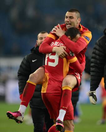 FUSSBALL CHAMPIONS LEAGUE ACHTELFINALE Rückspiel 2012 2013 FC Schalke 04 - Galatasaray Istanbul 12.03.2013 Umut Bulut (li und Burak Yilmaz (re, beide Galatasaray Istanbul) jubeln nach dem Abpfiff 