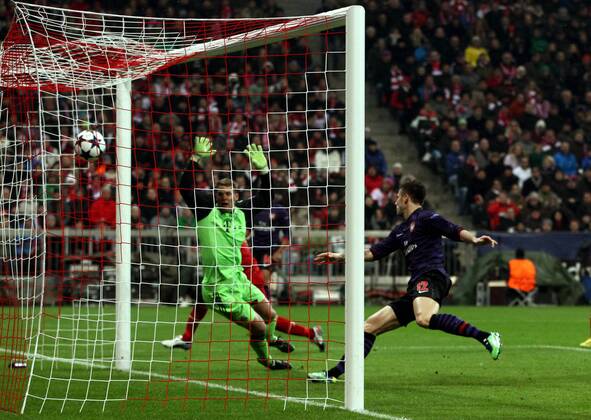 Olivier Giroud Torschuß zum 0:1, Torwart Manuel Neuer Aktion Spielszene Zweikampf Fußball Fussball Championsleague Achtelfinale Rückspiel Saison 2012 13 13.03.2013 FC Bayern München vs. FC Arsenal London