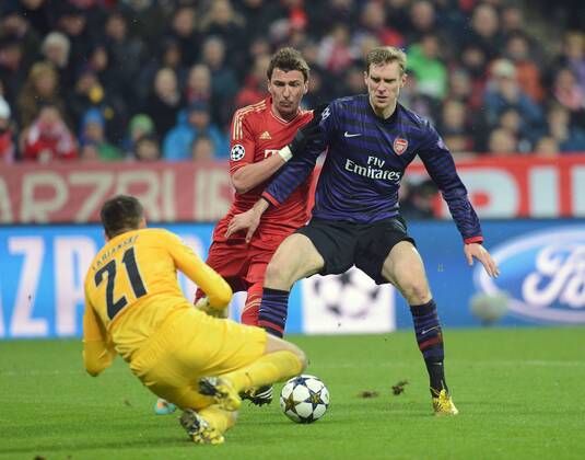 13.03.2013, xjhx, UEFA Champions League, FC Bayern München - Arsenal London, v.l. Mario Mandzukic (FC Bayern München), Per Mertesacker (Arsenal London), Lukasz Fabianski (Arsenal London)