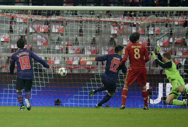 13.03.2013, Fussball Champions League Achtelfinale Rückspiel: FC Bayern München - FC Arsenal London, In der Allianz-Arena München. Olivier Giroud (mitte, Nr12, Arsenal London) erzielt hier das Tor zum 1:0 gegen Torwart Manuel Neuer (Bayern).