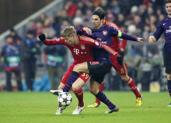Toni KROOS, Bayern, (links), im Zweikampf mit Mikel ARTETA, Arsenal. Fussball, Championsleague, Saison 2012 2013, Achtelfinale, FC Bayern München (München) - FC Arsenal London, am 13.03.2013 in München A L L I A N Z A R E N A Deutschland. Â