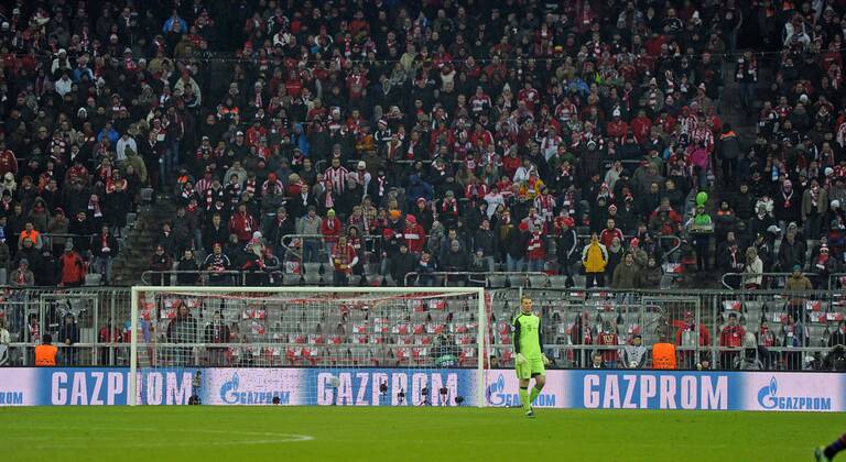 13.03.2013, Fussball Champions League Achtelfinale Rückspiel: FC Bayern München - FC Arsenal London, In der Allianz-Arena München. Die Ultragruppierung Schickeria fehlt in der Südkurve hinter Torwart Manuel Neuer (Bayern).