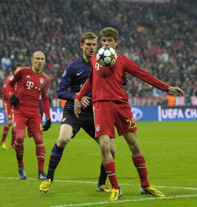 13.03.2013, Fussball Champions League Achtelfinale Rückspiel: FC Bayern München - FC Arsenal London, In der Allianz-Arena München. v.li: Arjen Robben (Bayern München), Per Mertesacker (Arsenal London), Thomas Müller (München).