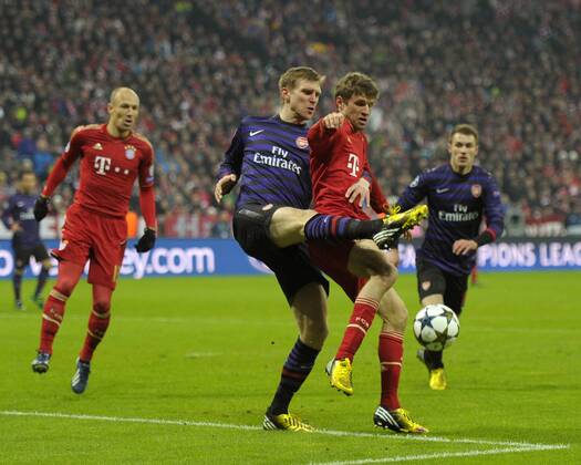 13.03.2013, Fussball Champions League Achtelfinale Rückspiel: FC Bayern München - FC Arsenal London, In der Allianz-Arena München. v.li: Arjen Robben (Bayern München), Per Mertesacker (Arsenal London), Thomas Müller (München).