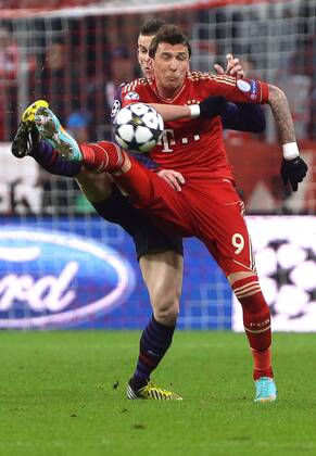 München , Fußball Champions League Bayern München vs. Arsenal London von vorne: Mario Mandzukic ( Bayern ) Laurent Kosciely ( Arsenal )