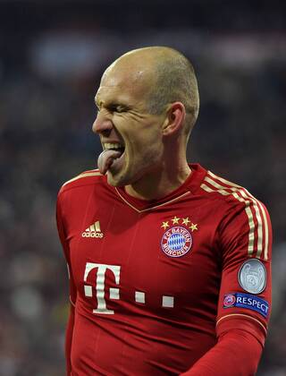 13.03.2013, Fussball Champions League Achtelfinale Rückspiel: FC Bayern München - FC Arsenal London, In der Allianz-Arena München. Arjen Robben (Bayern München) streckt frustriert die Zunge heraus.