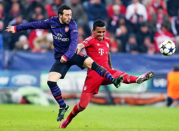 FUSSBALL - CL, Bayern vs Arsenal MUENCHEN,DEUTSCHLAND,13.MAR.13 - FUSSBALL - UEFA Champions League, Achtelfinale, FC Bayern München vs Arsenal FC. Bild zeigt Santi Cazorla (Arsenal) und Luiz Gustavo (Bayern). 