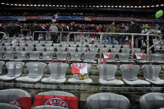 13.03.2013, Fussball Champions League Achtelfinale Rückspiel: FC Bayern München - FC Arsenal London, In der Allianz-Arena München. Die Ultragruppierung Schickeria fehlt in der Südkurve hinter Torwart Manuel Neuer (Bayern).