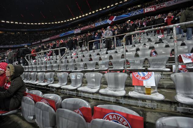 13.03.2013, Fussball Champions League Achtelfinale Rückspiel: FC Bayern München - FC Arsenal London, In der Allianz-Arena München. Die Ultragruppierung Schickeria fehlt in der Südkurve hinter Torwart Manuel Neuer (Bayern).