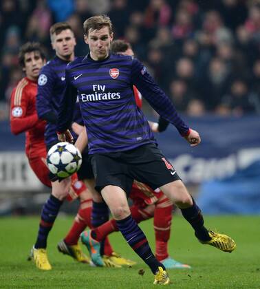 FUSSBALL CHAMPIONS LEAGUE ACHTELFINALE HINSPIEL 2012 2013 FC Bayern München - FC Arsenal London 13.03.2013 Per Mertesacker (Arsenal) Einzelaktion am Ball 