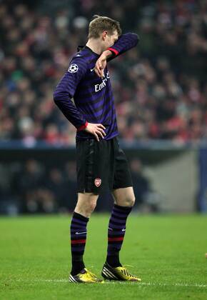 Per Mertesacker enttäuscht nach Spielende Enttäuschung Fußball Fussball Championsleague Achtelfinale Rückspiel Saison 2012 13 13.03.2013 FC Bayern München vs. FC Arsenal London