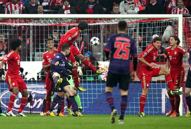 Laurent Koscielny Tor zum 0:2, Javi Martinez Aktion Spielszene Zweikampf Fußball Fussball Championsleague Achtelfinale Rückspiel Saison 2012 13 13.03.2013 FC Bayern München vs. FC Arsenal London