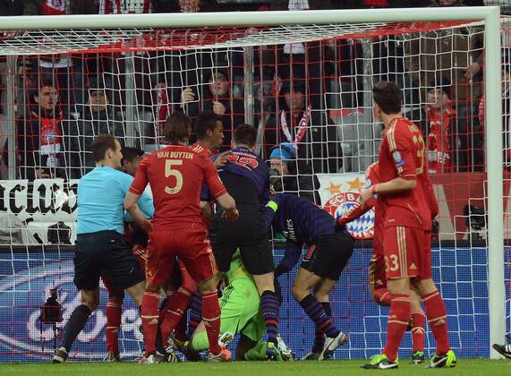 13.03.2013, xjhx, UEFA Champions League, FC Bayern München - Arsenal London, v.l. Manuel Neuer (FC Bayern München) will den ball net rausgeben.