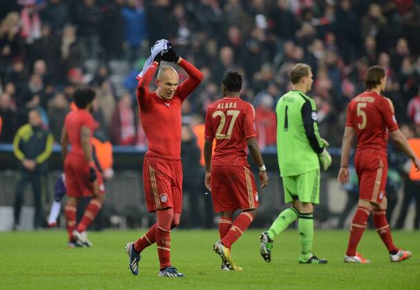 13.03.2013, xjhx, UEFA Champions League, FC Bayern München - Arsenal London, v.l. Arjen Robben (FC Bayern München) bedankt sich bei den