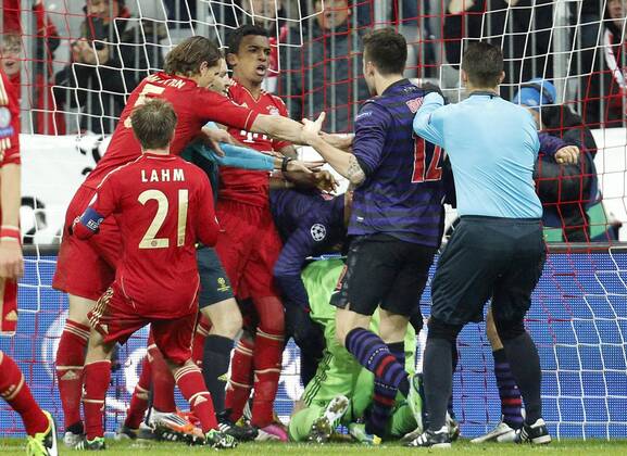 Laurent KOSCIELNY (Arsenal Nr.6) schiesst das Tor zum ,Aktion, Einzelbild, Torschuss 0-2 gegen Manuel NEUER, FC Nr.1 , danach Rauferei Luiz GUSTAVO (Bayern 30), Daniel van Buyten (Bayern 5), Philipp Lahm (Bayern 21), Laurent KOSCIELNY (Arsenal Nr.6), Olivier GIROUD (Arsenal Nr.12) FC BAYERN MÜNCHEN - FC ARSENAL ( - ) Fussball UEFA Champions League, Achtelfinale Rückspiel, München, 13.03.2013 CL Saison 2012 2013, FCB, München, ARS