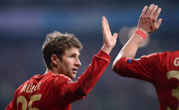 FUSSBALL CHAMPIONS LEAGUE ACHTELFINALE HINSPIEL 2012 2013 FC Bayern München - FC Arsenal London 13.03.2013 Thomas Müller (li, FC Bayern München) klatscht ab 