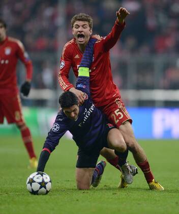 FUSSBALL CHAMPIONS LEAGUE ACHTELFINALE HINSPIEL 2012 2013 FC Bayern München - FC Arsenal London 13.03.2013 Mikel Arteta (li, Arsenal) gegen Thomas Müller (re, FC Bayern München) 