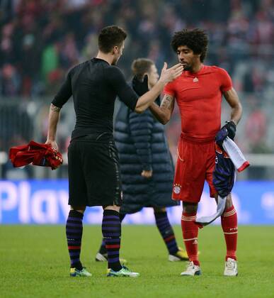 FUSSBALL CHAMPIONS LEAGUE ACHTELFINALE HINSPIEL 2012 2013 FC Bayern München - FC Arsenal London 13.03.2013 Olivier Giroud (li, Arsenal) und Dante (re, FC Bayern München) tauschen nach dem Abpfiff die Trikots 