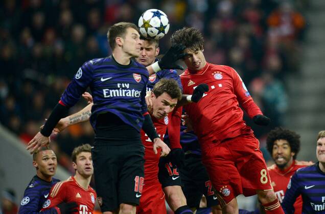 FUSSBALL CHAMPIONS LEAGUE ACHTELFINALE HINSPIEL 2012 2013 FC Bayern München - FC Arsenal London 13.03.2013 Aaron Ramsey (li) und Olivier Giroud (hinten, beide Arsenal) gegen Mario Mandzukic (Mitte) und Javi Martinez (re, beide FC Bayern München) 